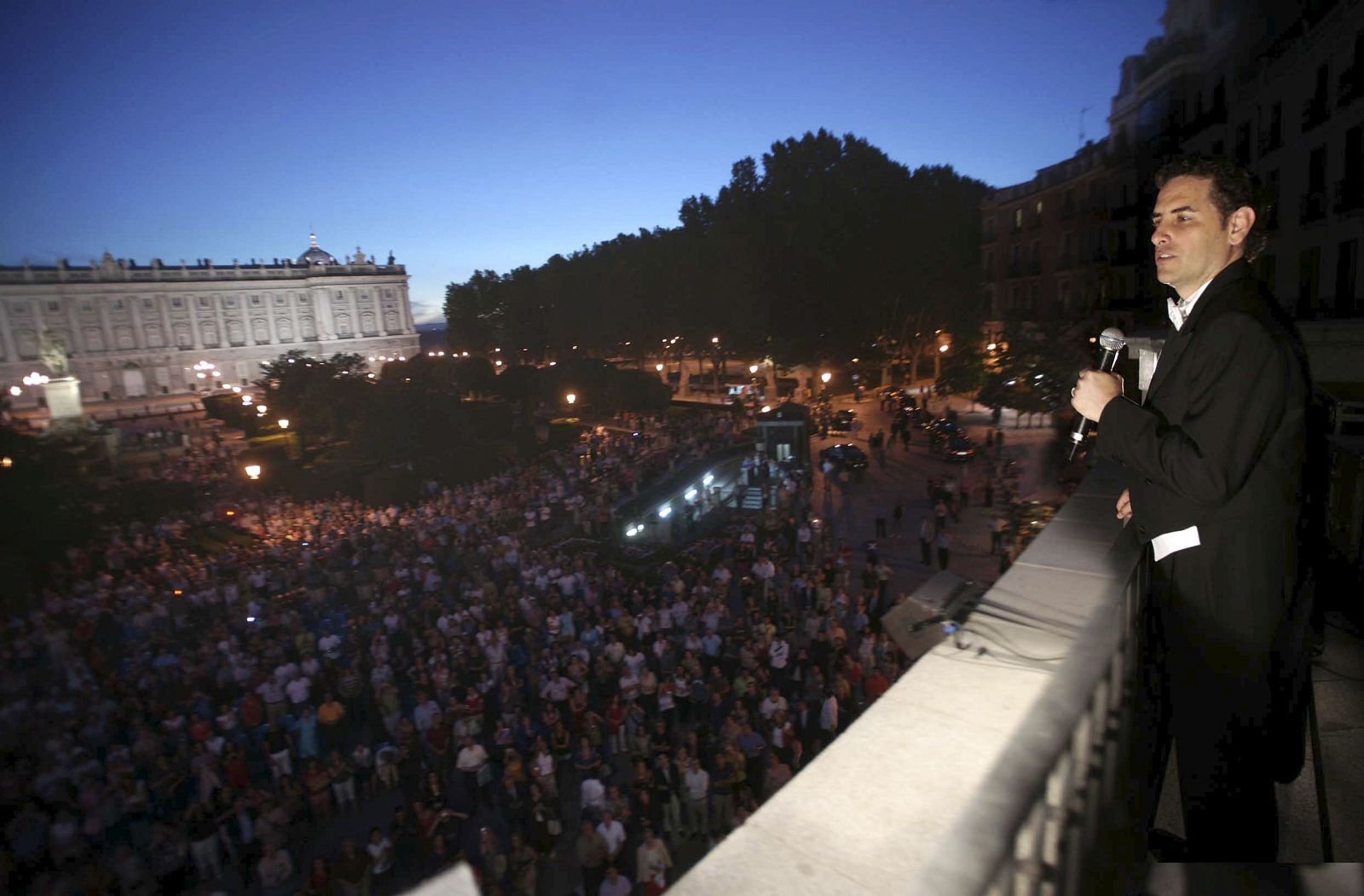 Juan Diego Flórez canta en el balcón del Teatro Real