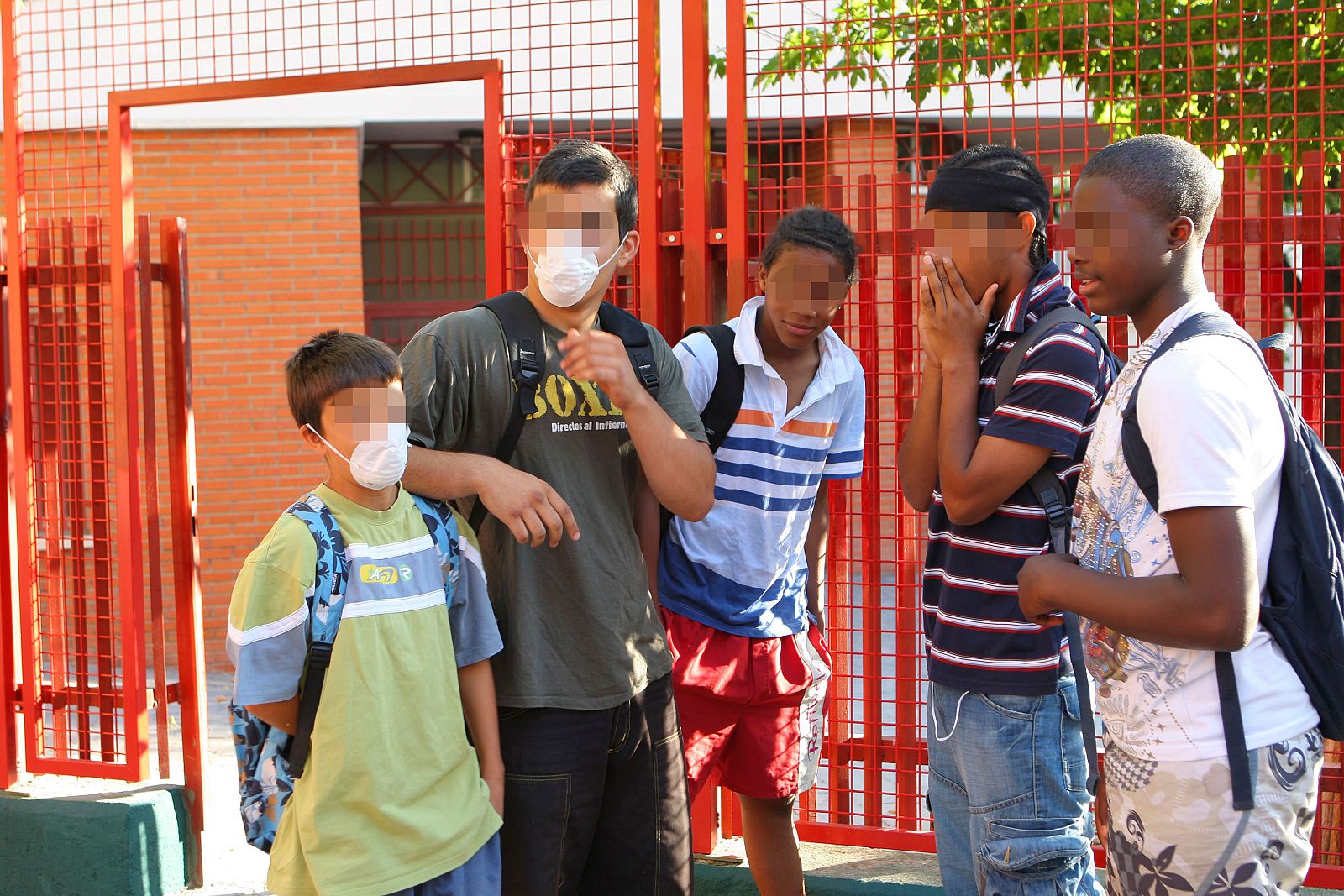 Varios jóvenes en la puerta del instituto Isaac Albéniz de Leganés