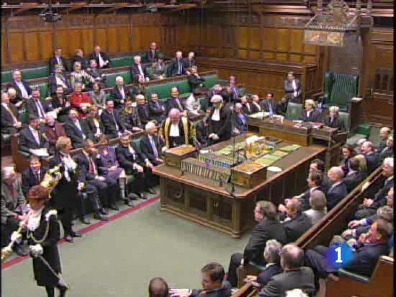 La ministra británica de Comunidades de Brown, Hazel Blears, presenta su dimisión