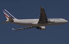 Brasil recupera dos cuerpos y parte de un ala del avión siniestrado de Air France