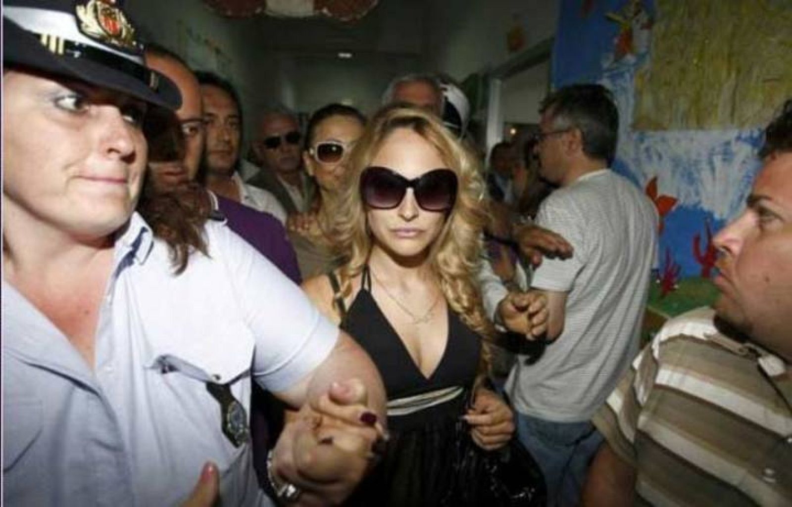 Cierran el colegio electoral para que vote la amiga de Berlusconi