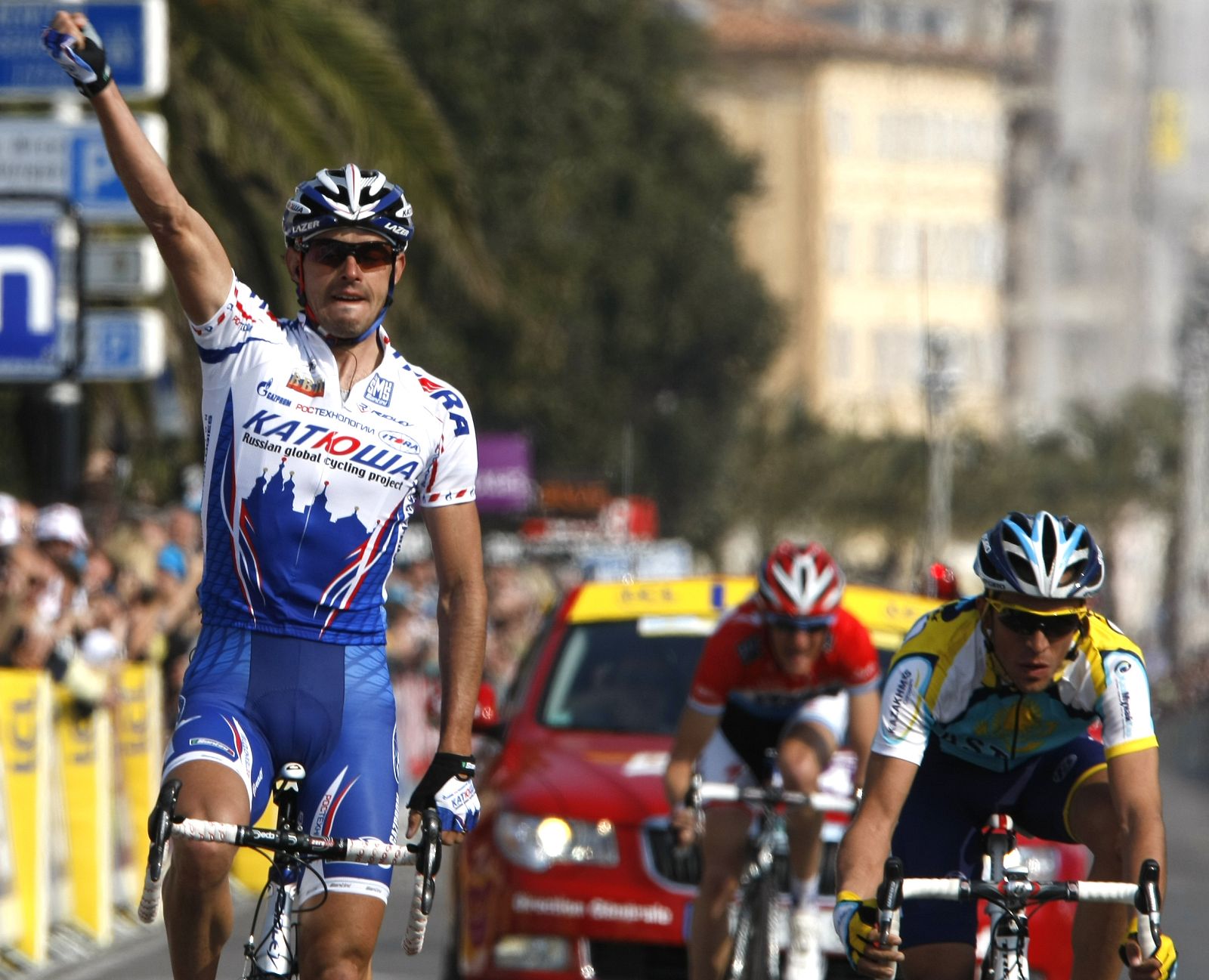 Toni Colom celebra la victoria en la última etapa de la París-Niza