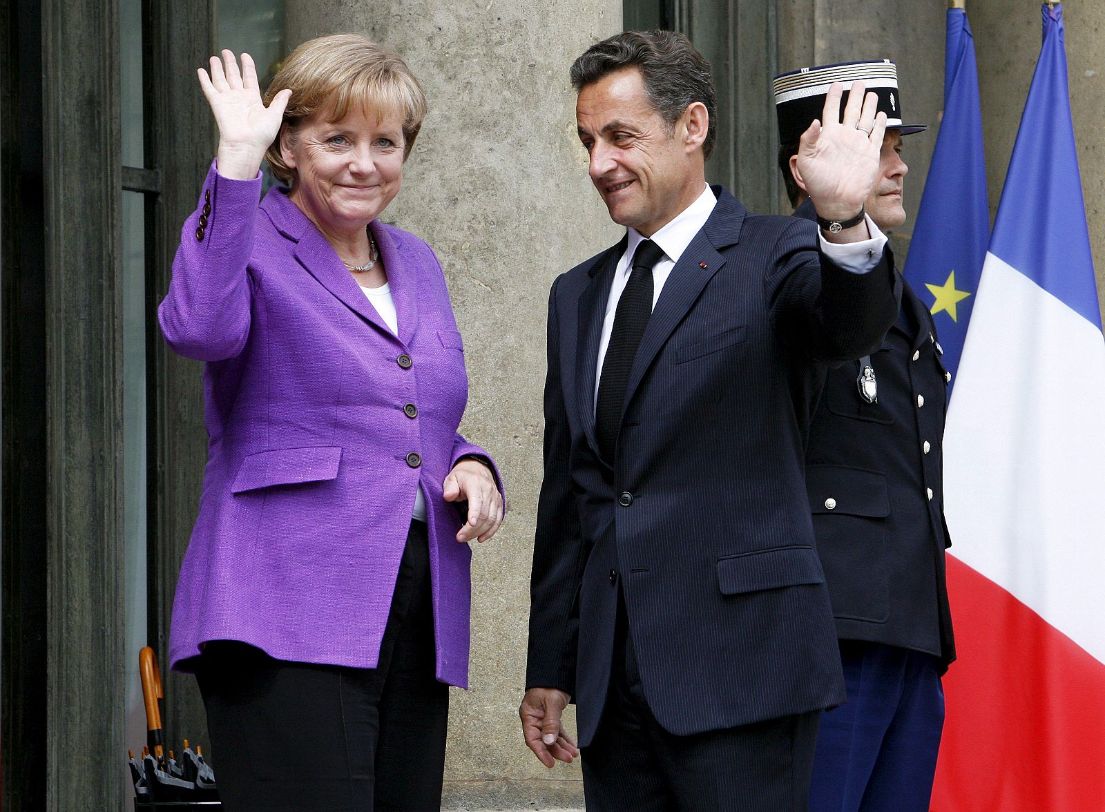SARKOZY SE REÚNE CON MERKEL EN PARÍS