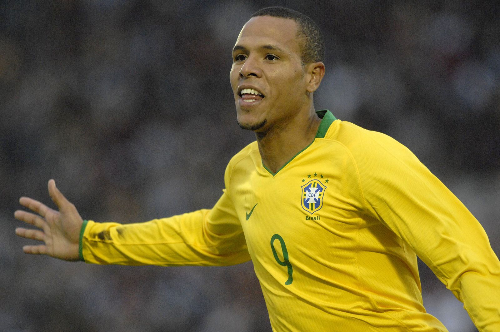 Luis Fabiano celebra un gol con la selección de Brasil