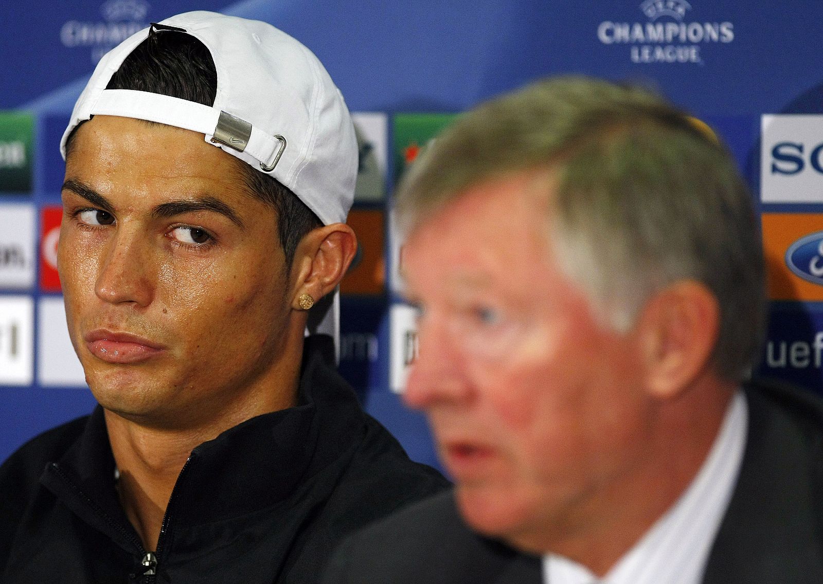 Cristiano Ronaldo mira a Alex Ferguson en una rueda de prensa del Manchester