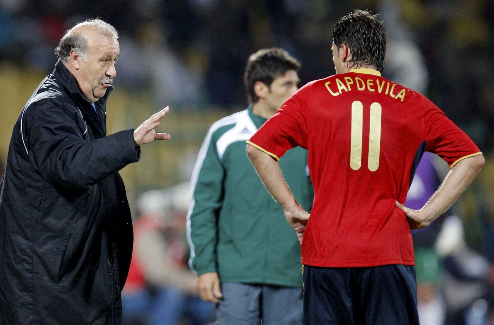 Vicente del Bosque da instrucciones a Joan Capdevila durante el partido