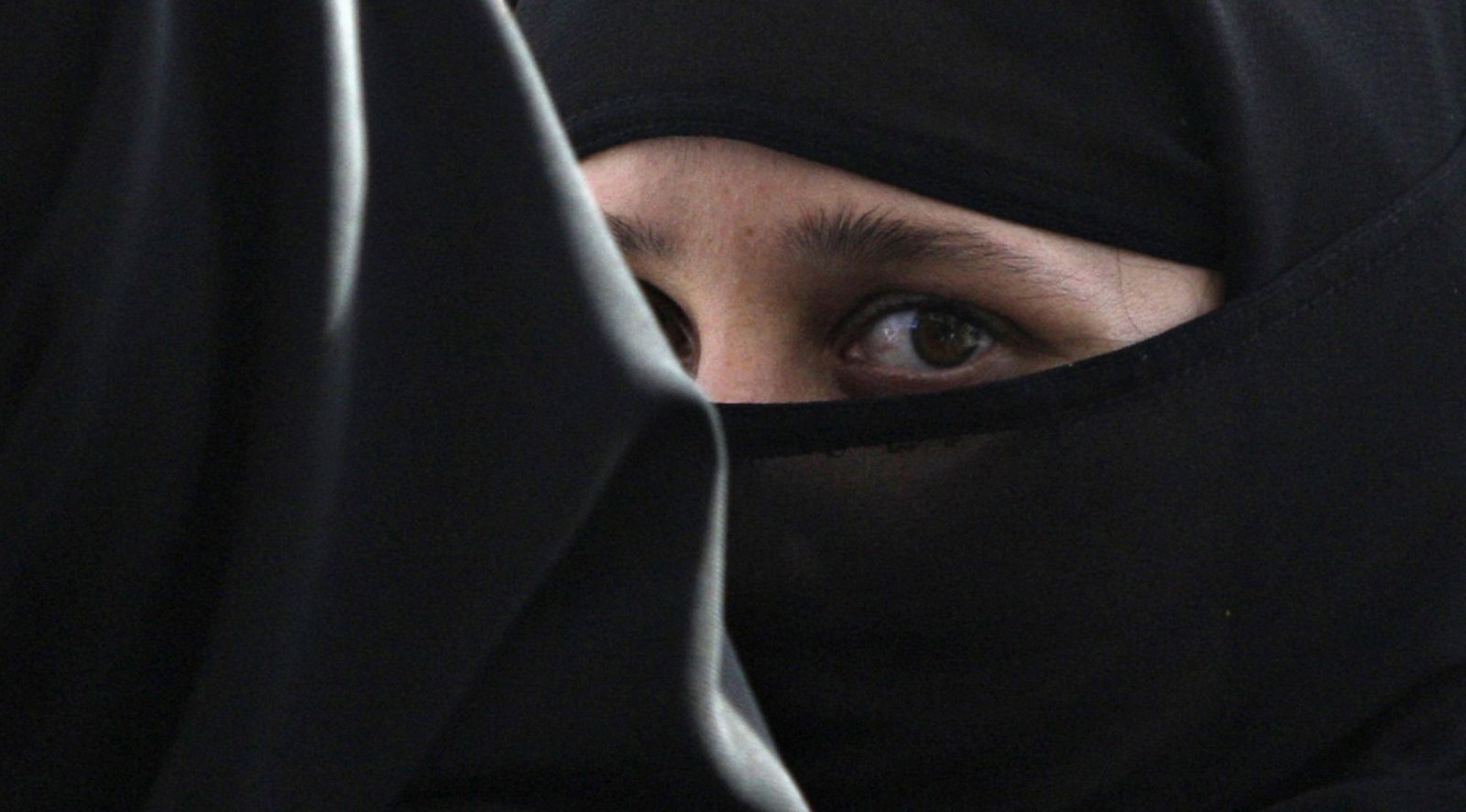 Estudian prohibir el burka en Francia