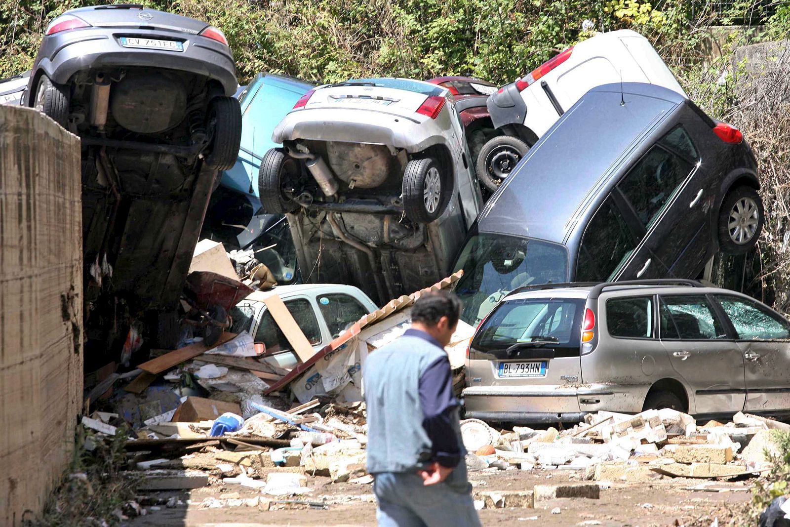Coches estrellados despues de que el mal tiempo azotara las colinas de Vomero, en Napoles, Italia