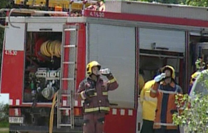 Dos víctimas mortales al estrellarse una avioneta en el jardín de una casa particular en Barcelona