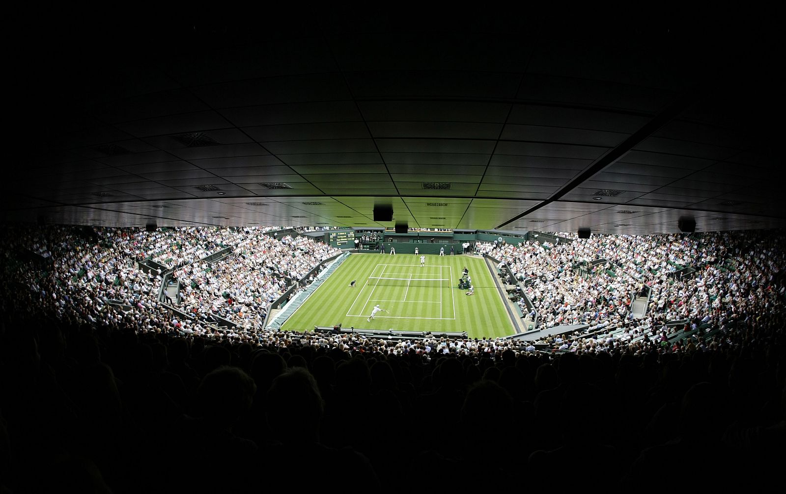 Vista general del partido entre Roger Federer y Lu Yen-hsun en la pista central de Wimbledon