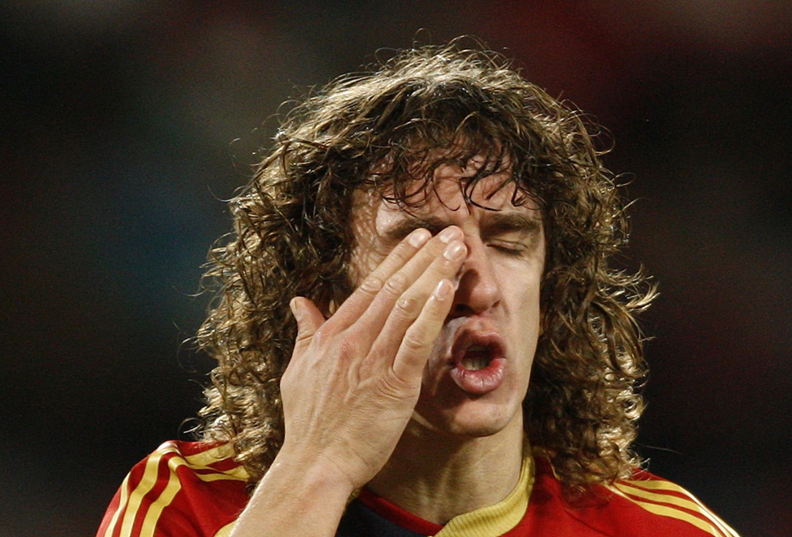 Carles Puyol se tapa un ojo en el partido ante EE.UU. en la Copa Confederaciones