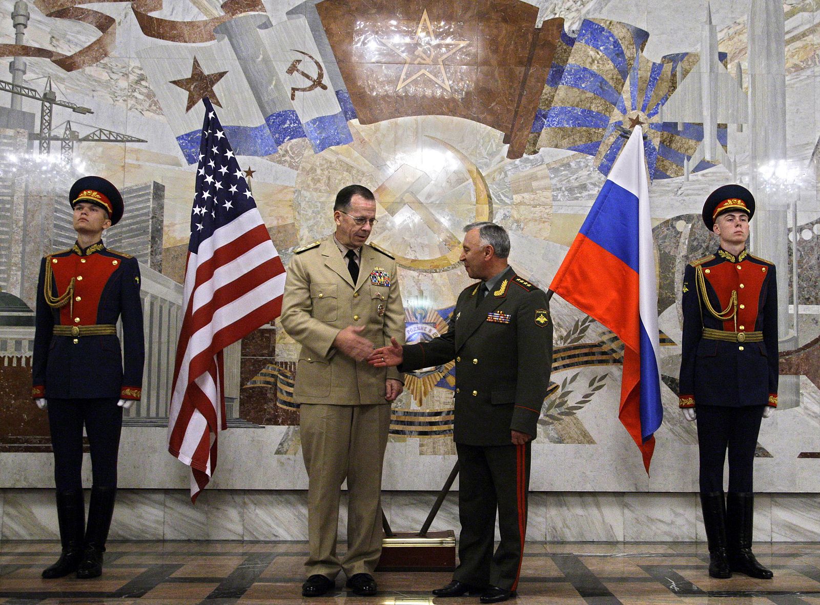 Mullen estrecha la mano de Makárov en Moscú