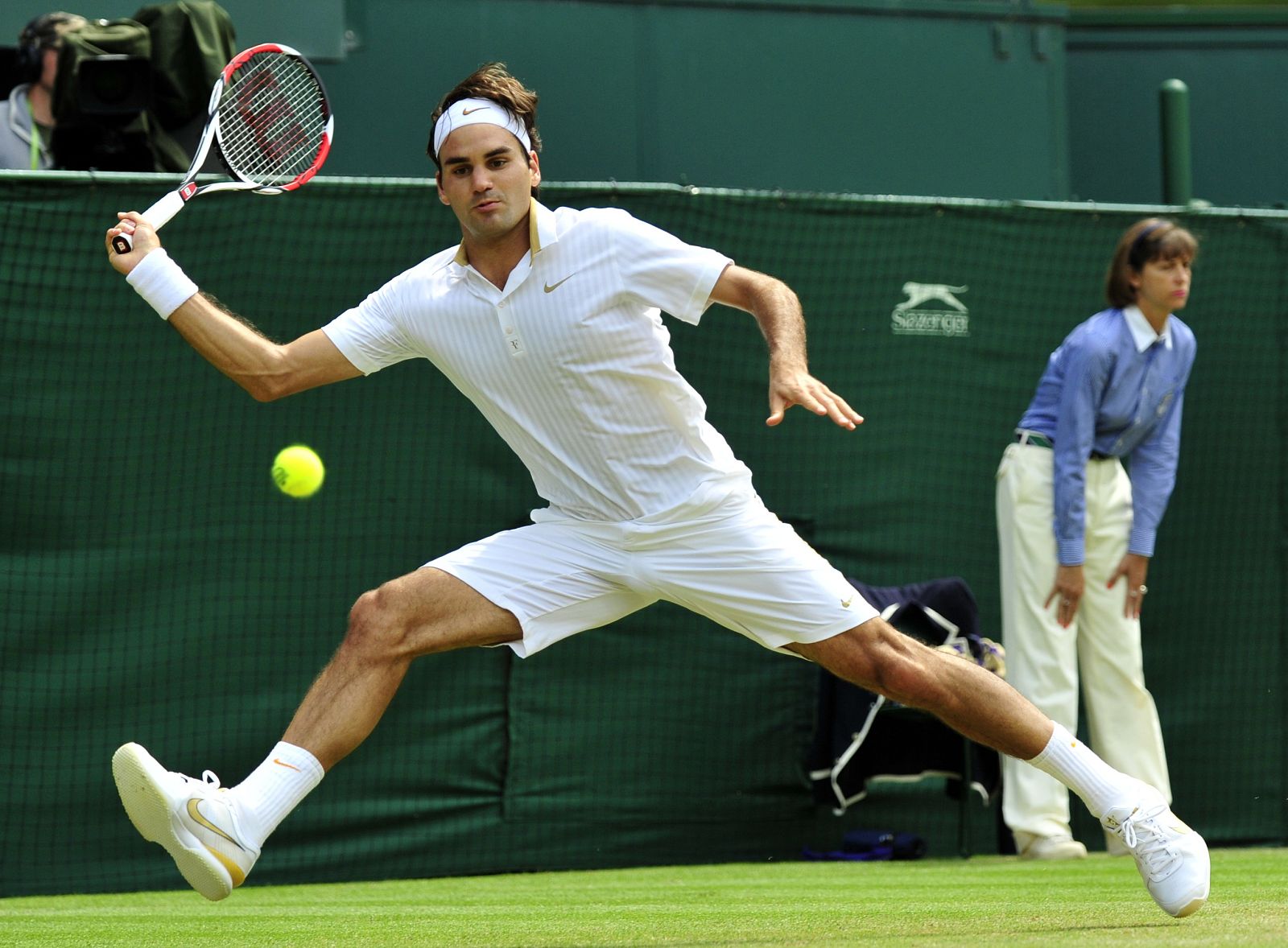 Roger Federer devuelve una bola al alemán Philipp Kohlschreiber