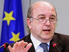 Almunia afirma que "se ha acabado la caída libre" económica pero que hay que "reparar los motores"