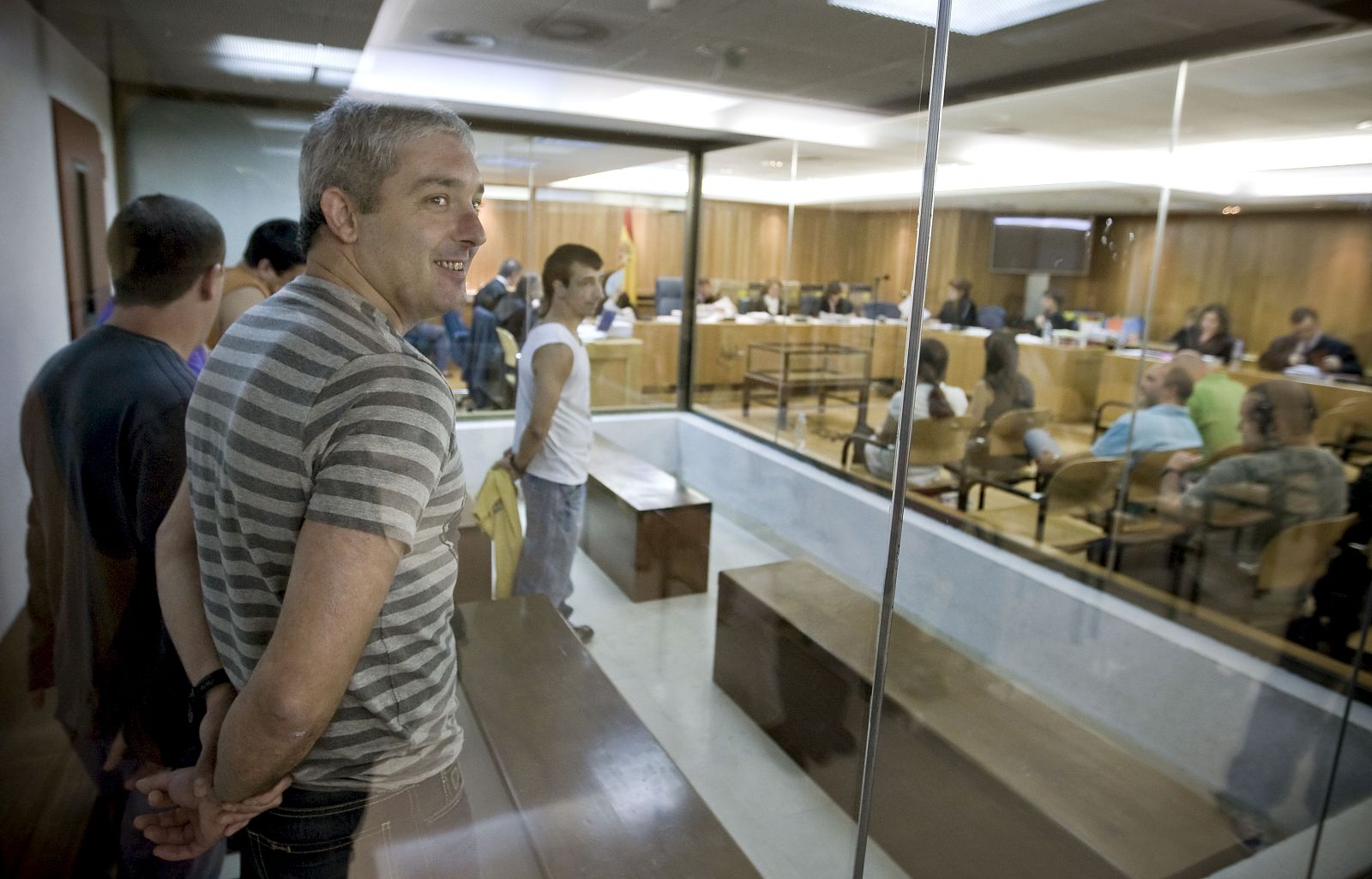 El presunto jefe del último "comando Donosti" de ETA, José Ángel Lerín (d), junto al resto de acusados, en la sala de la Audiencia Nacional donde se juzga a un total de doce presuntos miembros o colaboradores del citado comando.