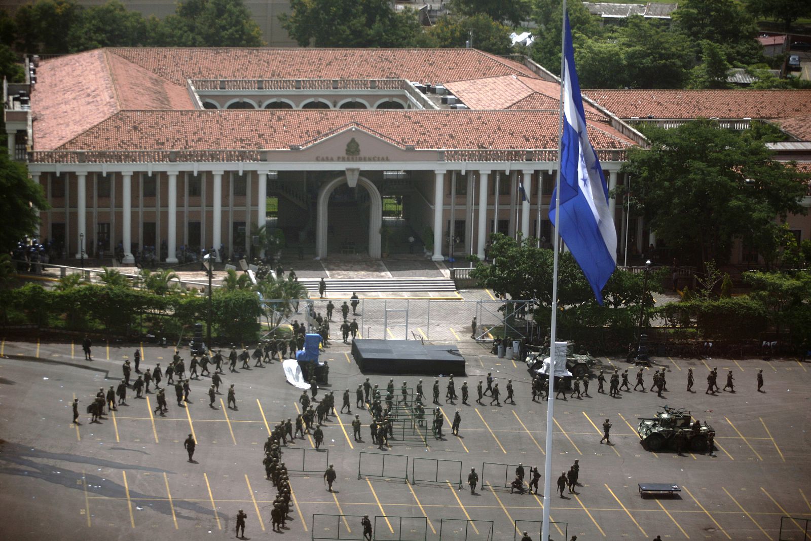 Soldados rodean el palacio presidencial en Honduras