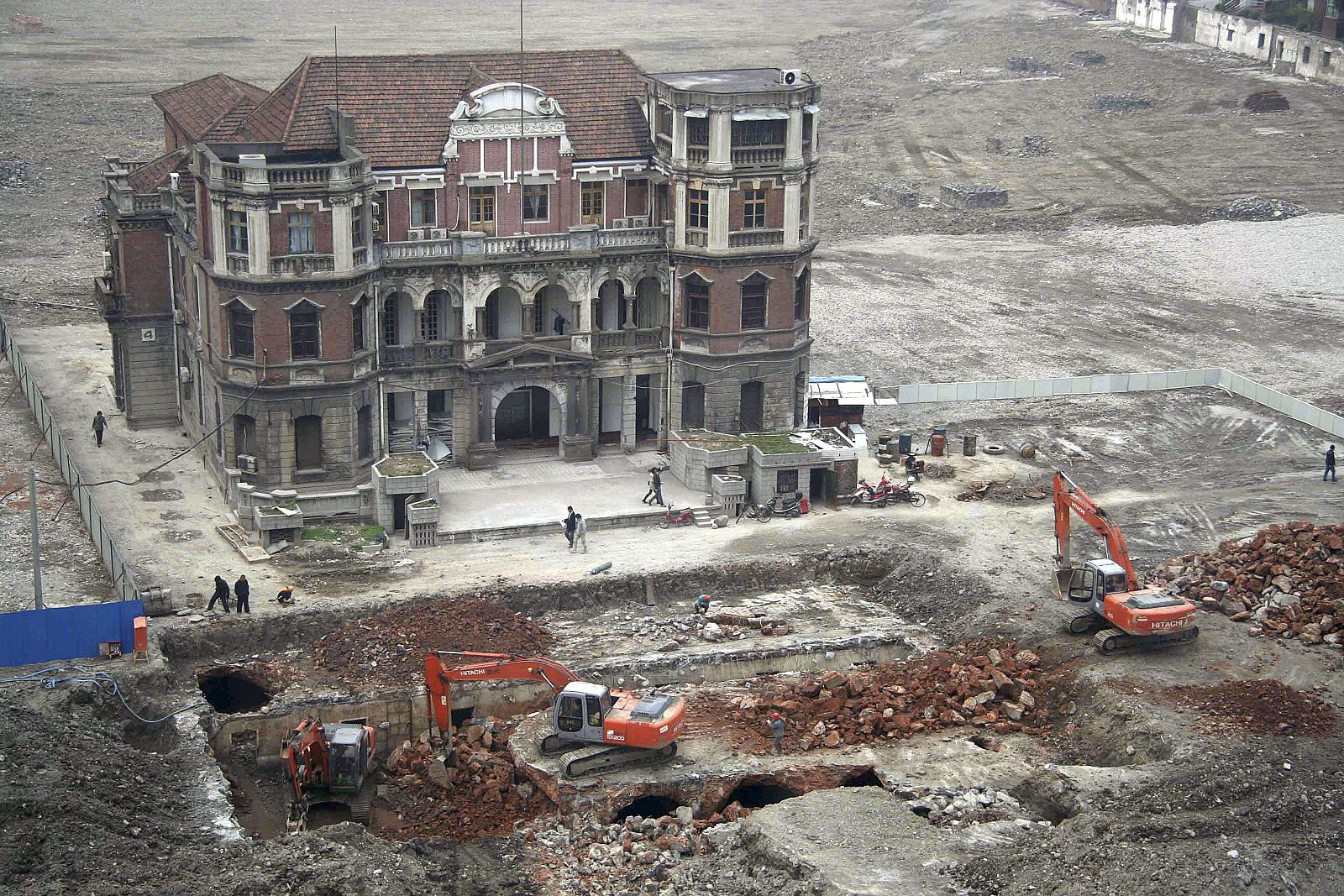 El pabellón de profesores de la Escuela de Enseñanza Media Minli (en la imagen), en Shanghai, será desplazado 57 metros hacia el sureste para hacer sitio a un ambicioso proyecto inmobiliario