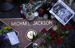 El pabellón de Los Angeles Lakers gana posiciones para acoger el funeral público de Michael Jackson