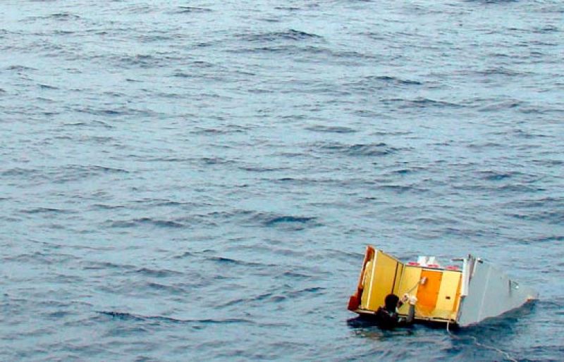 Francia cree que el Airbus A330 se desintegró al chocar contra el Atlántico