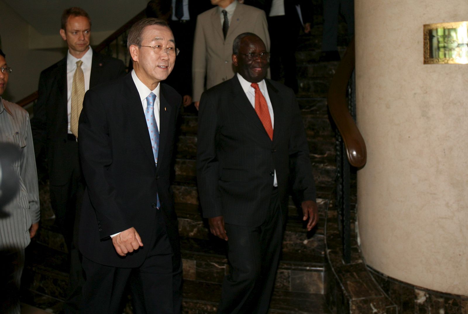 EL SECRETARIO GENERAL DE LAS NACIONES UNIDAS, BAN KI-MOON, LLEGA A BIRMANIA PARA TRATAR LA LIBERACIÓN DE SUU KYI