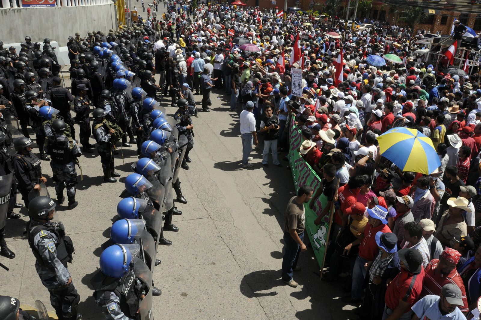 SEGUIDORES DE ZELAYA SE MANIFIESTAN FRENTE AL AEROPUERTO DE TEGUCIGALPA