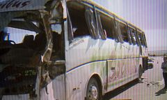 Una distracción y el exceso de velocidad, posibles causas del accidente de un autobús en Sevilla