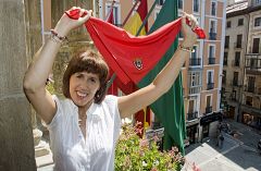 Ambiente de fiesta en Pamplona en la cuenta atrás para el chupinazo de los Sanfermines