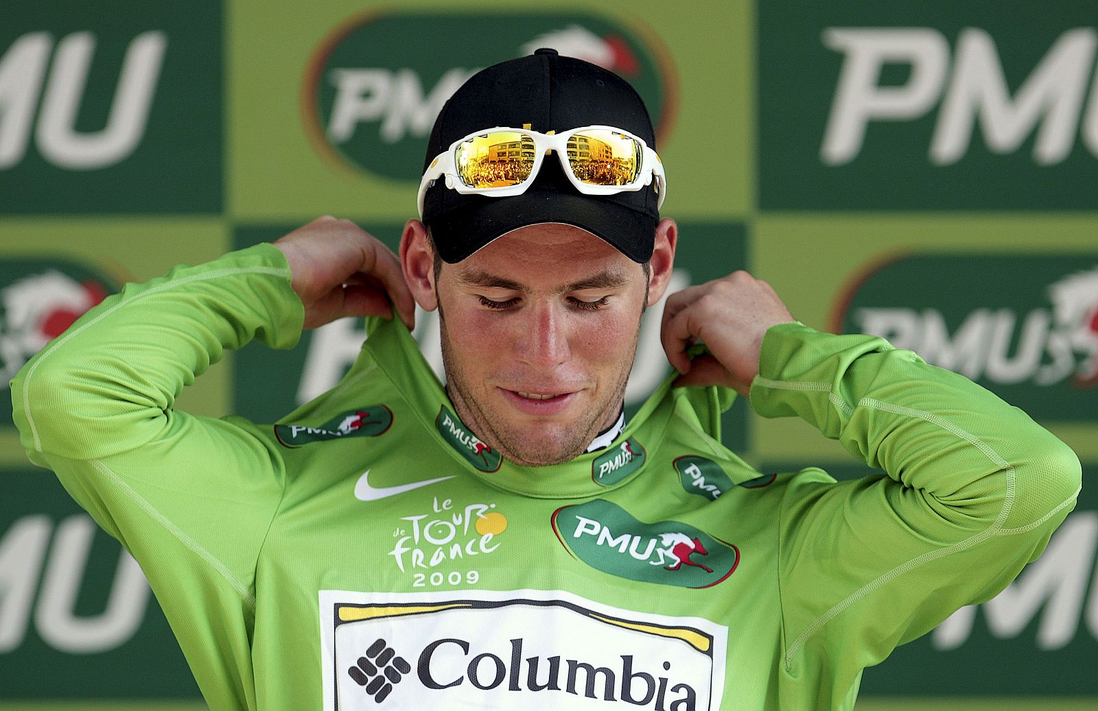 Mark Cavendish se viste con el maillot verde de la regularidad