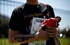 Los familiares de Michael Jackson visitan su cuerpo en el cementerio de las estrellas Hollywood