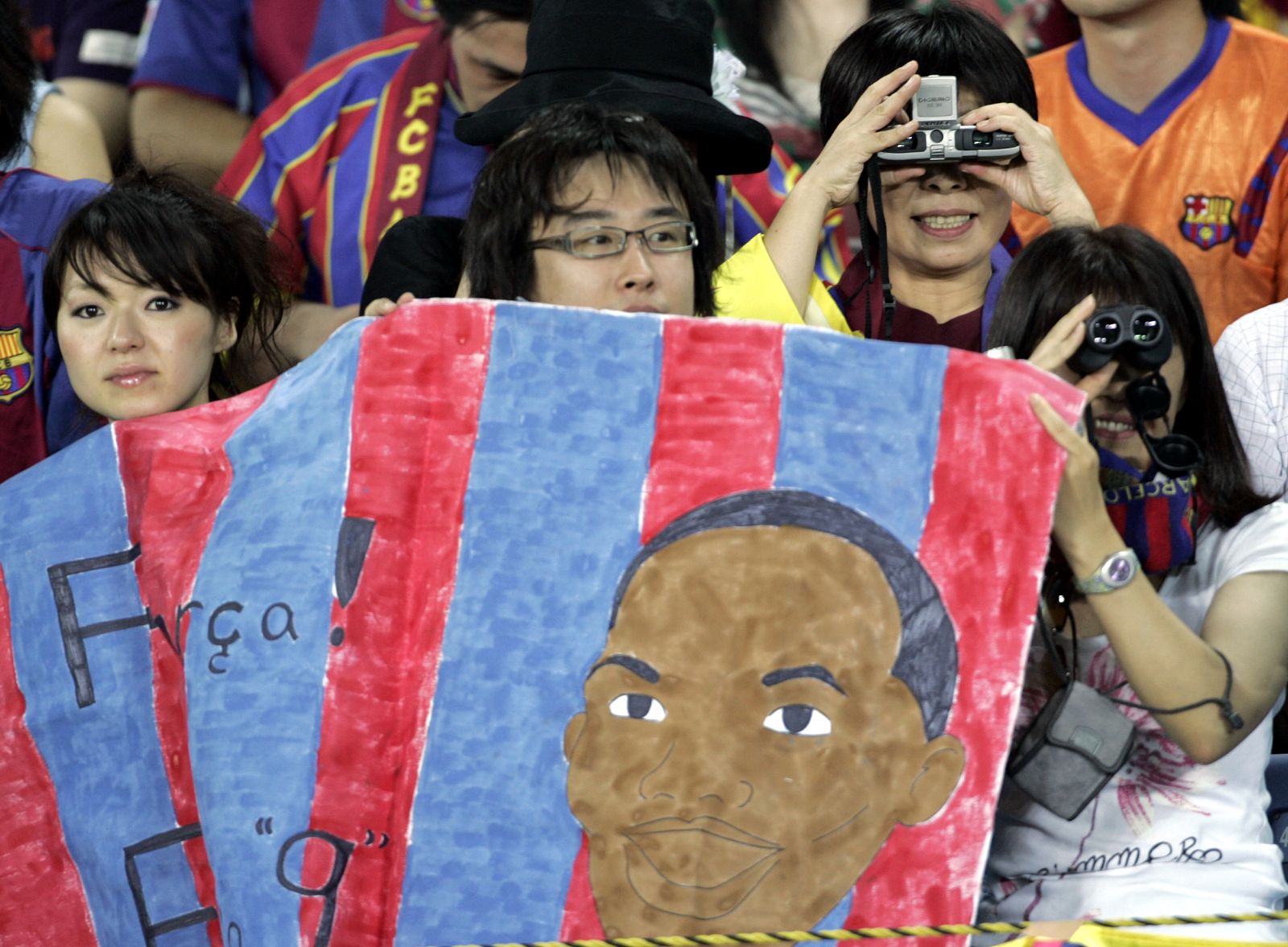 Aficionados japoneses siguen un entrenamiento del BarAficionados japoneses siguen un entrenamiento del Barça en Yokohama