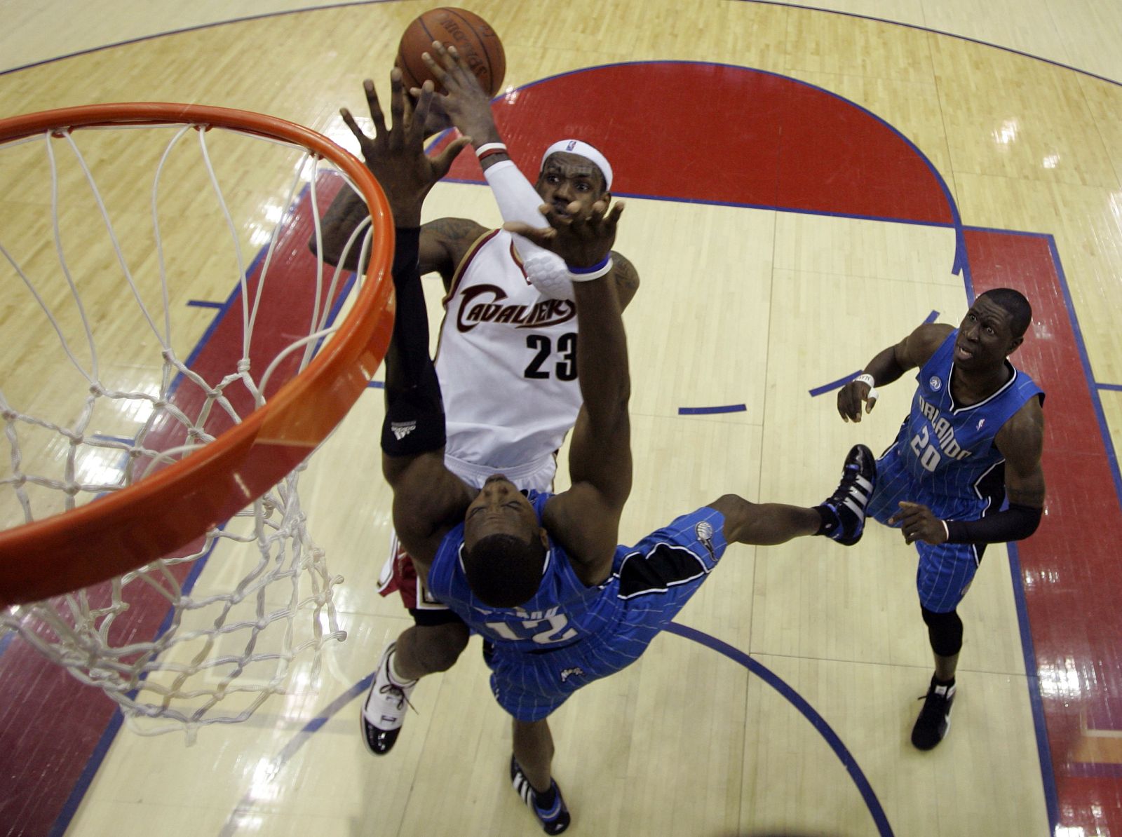 LeBron James entra a canasta en un partido de la NBA