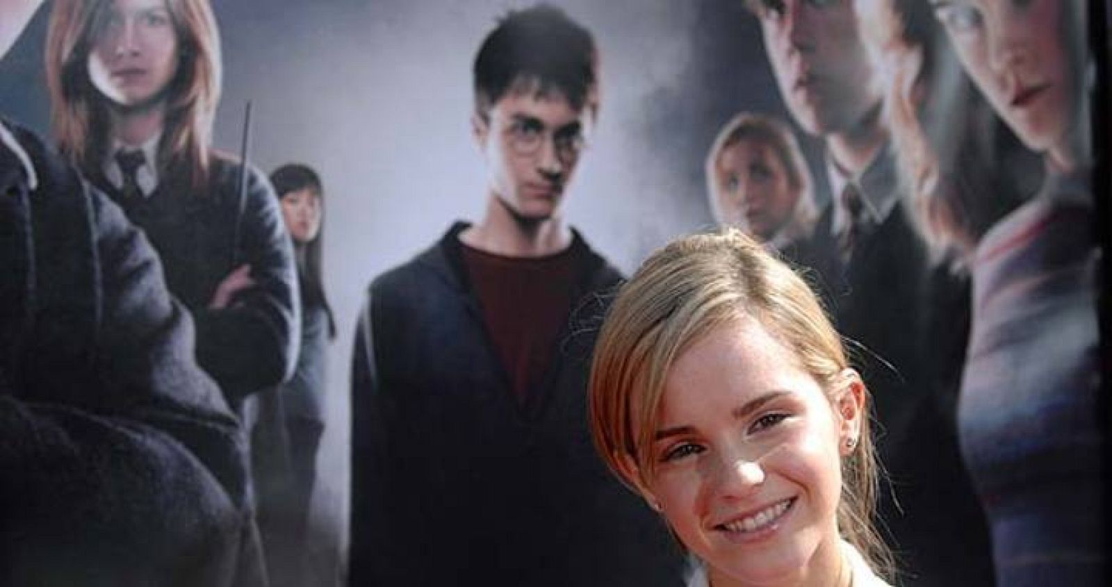 Emma Watson posa junto al cartel promocional de 'Harry Potter'