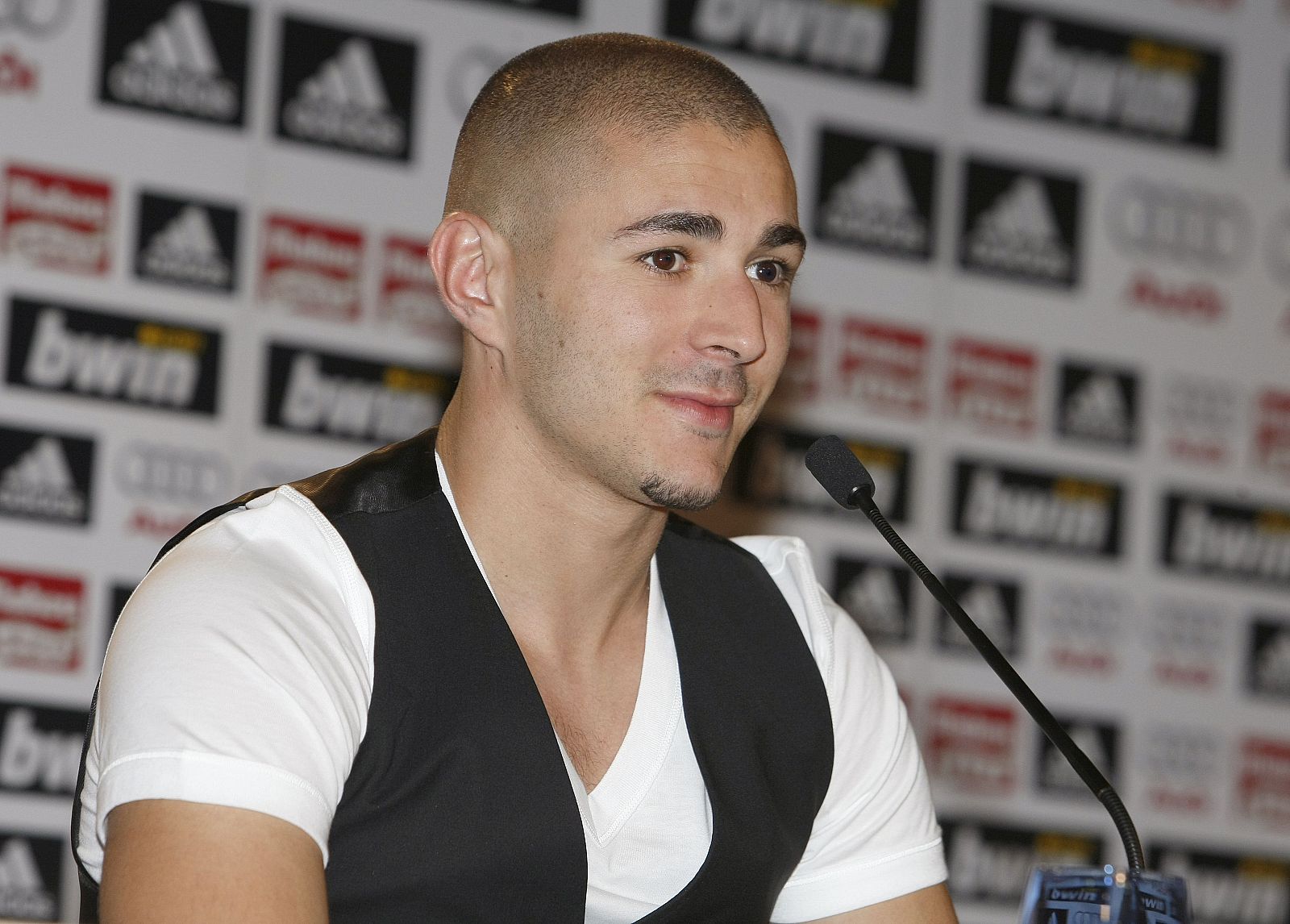 PRESENTACIÓN DE KARIM BENZEMA COMO DELANTERO DEL REAL MADRID