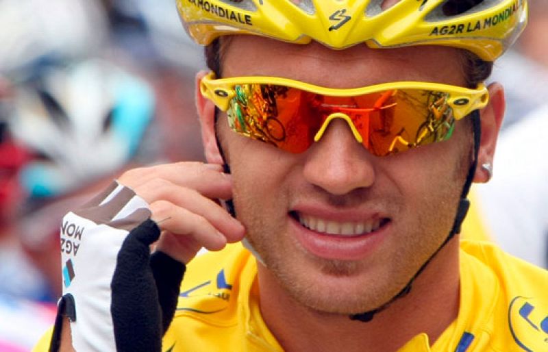 El pelotón boicotea al Tour en protesta por la prohibición de los pinganillos