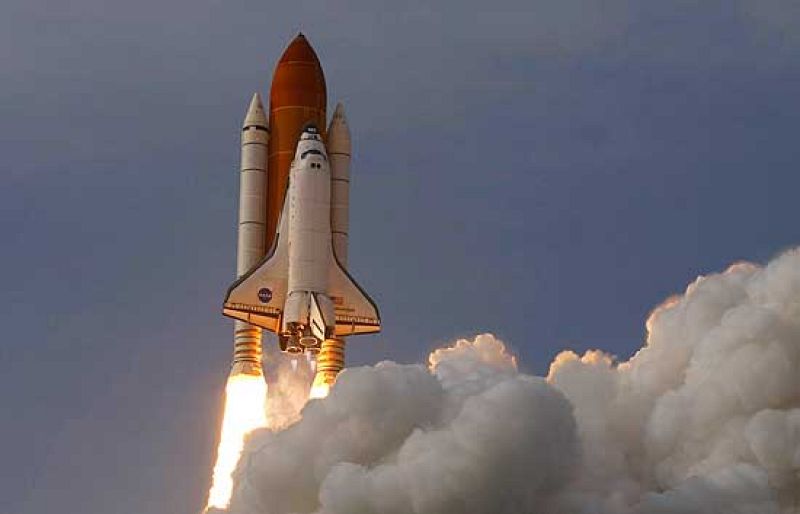 El Endeavour parte hacia la Estación Espacial Internacional tras cinco lanzamientos fallidos