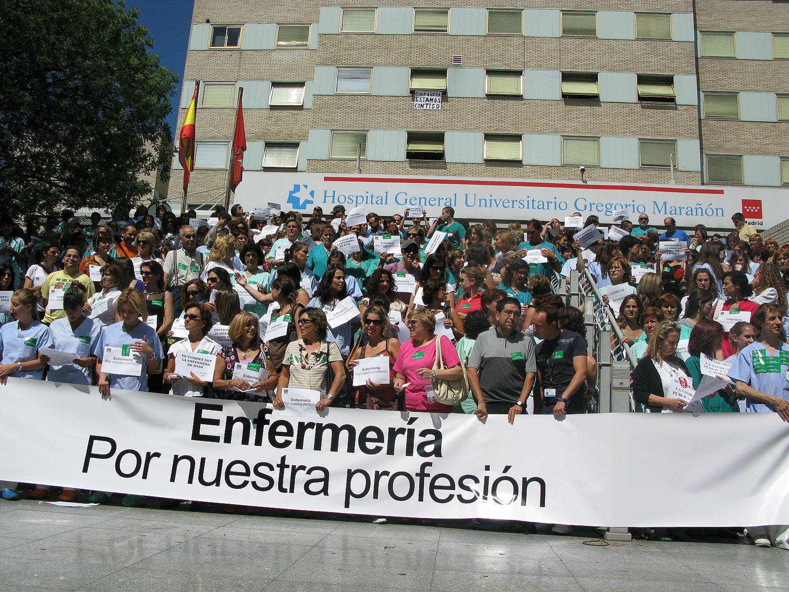 Alrededor de 500 profesionales de enfermería del Hospital Gregorio Marañón se han concentrado en apoyo a su compañera