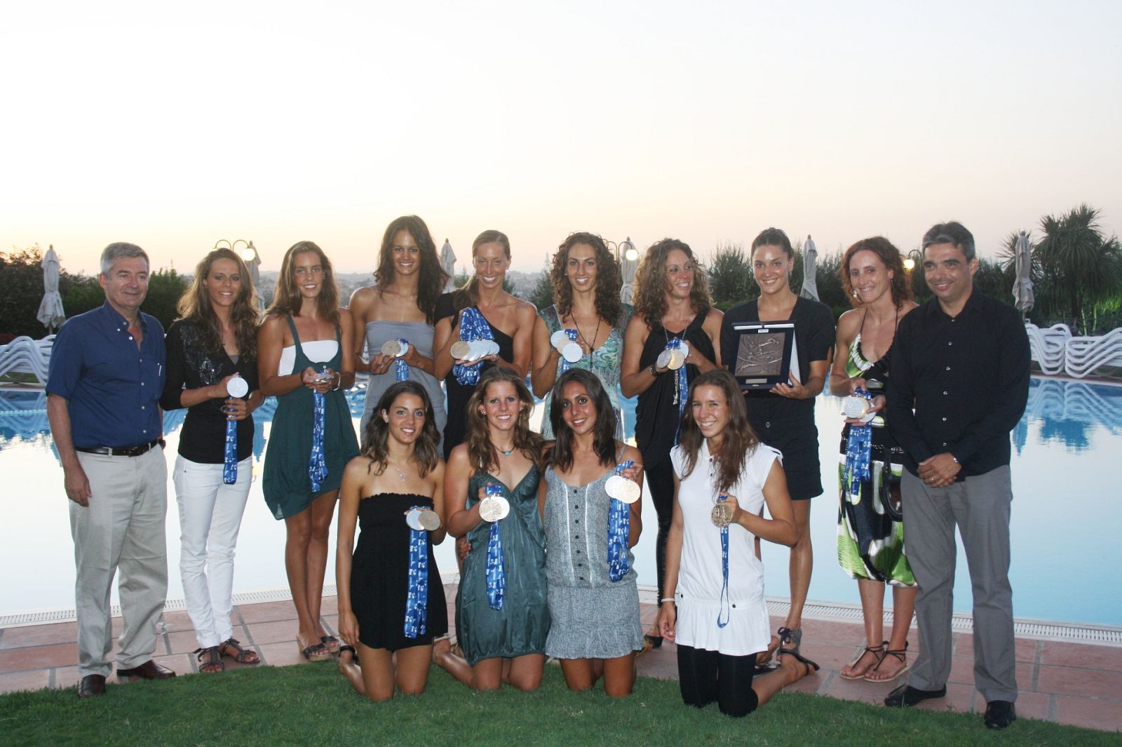 Las integrantes del equipo español de natación sincronizada, posan flanqueadas por el presidente de la Federación Española de Naació, Fernando Carpena, y Albert Soler, director general de Deportes del CSD.