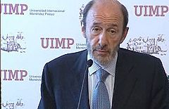 Rubalcaba considera "delirante" la denuncia del PP sobre las filtraciones del caso Gürtel
