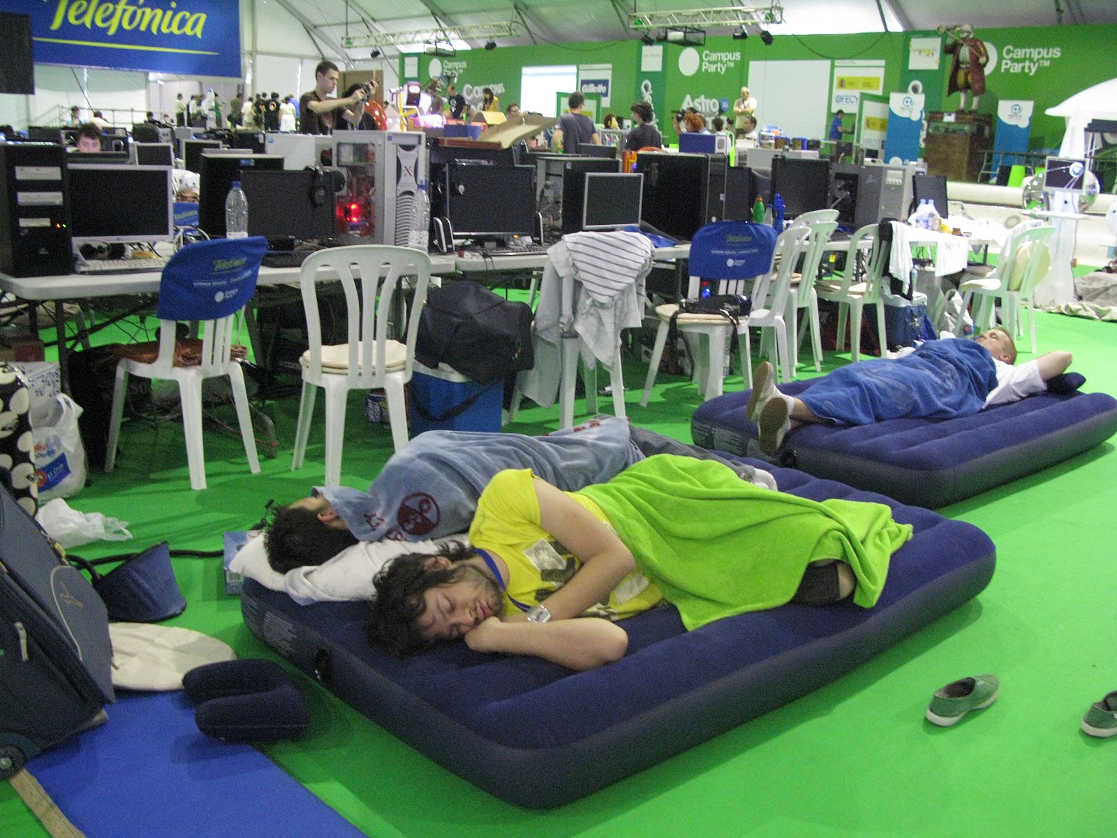 Algunos campuseros no se separan ni un momento de sus ordenadores