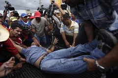 Heridos al menos 26 seguidores de Zelaya, uno con un disparo en la cabeza