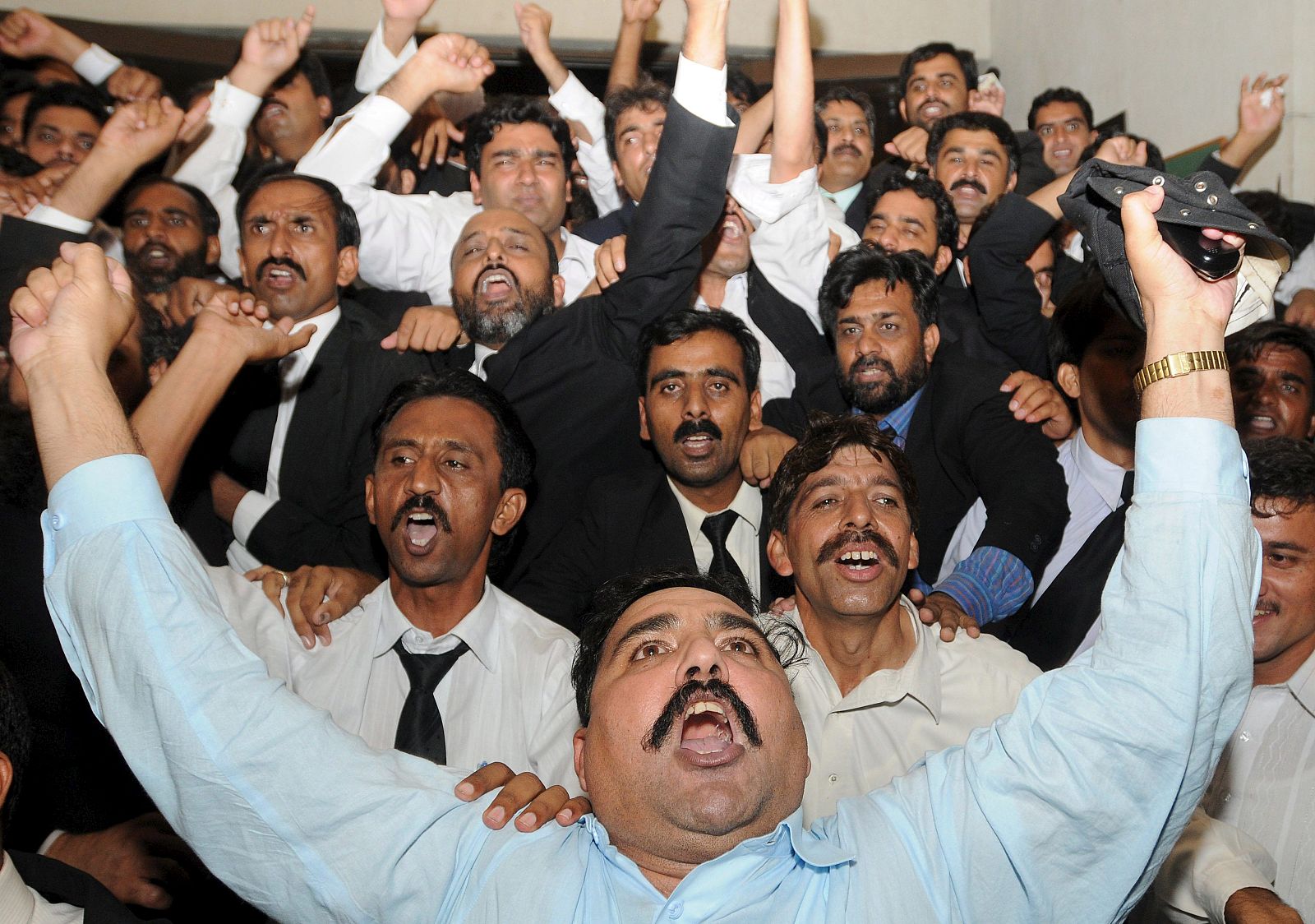 Abogados paquistaníes celebran el veredicto sobre Musharraf