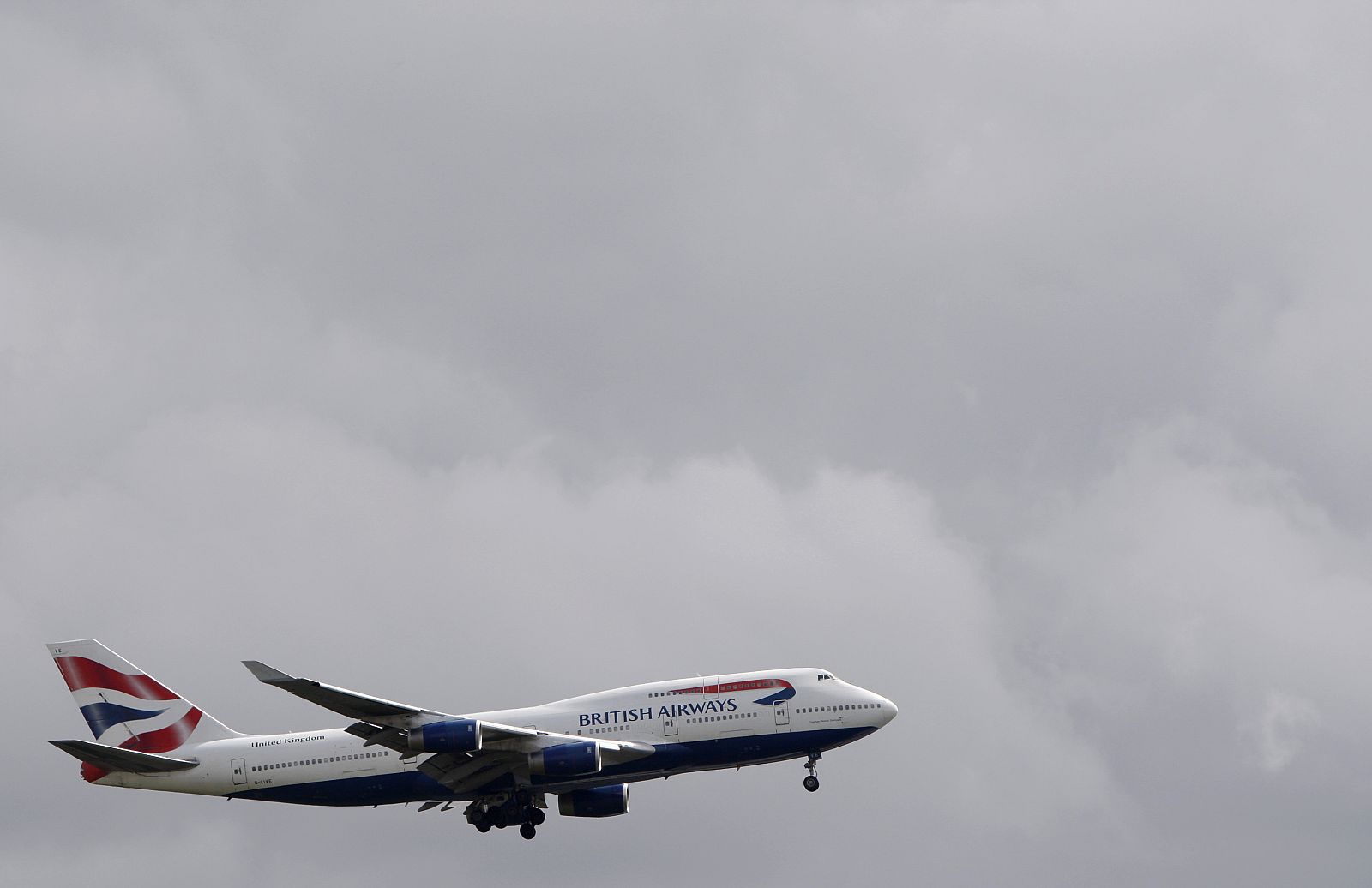 Avión de Britihs Airways aterriza de emergencia en Barcelona