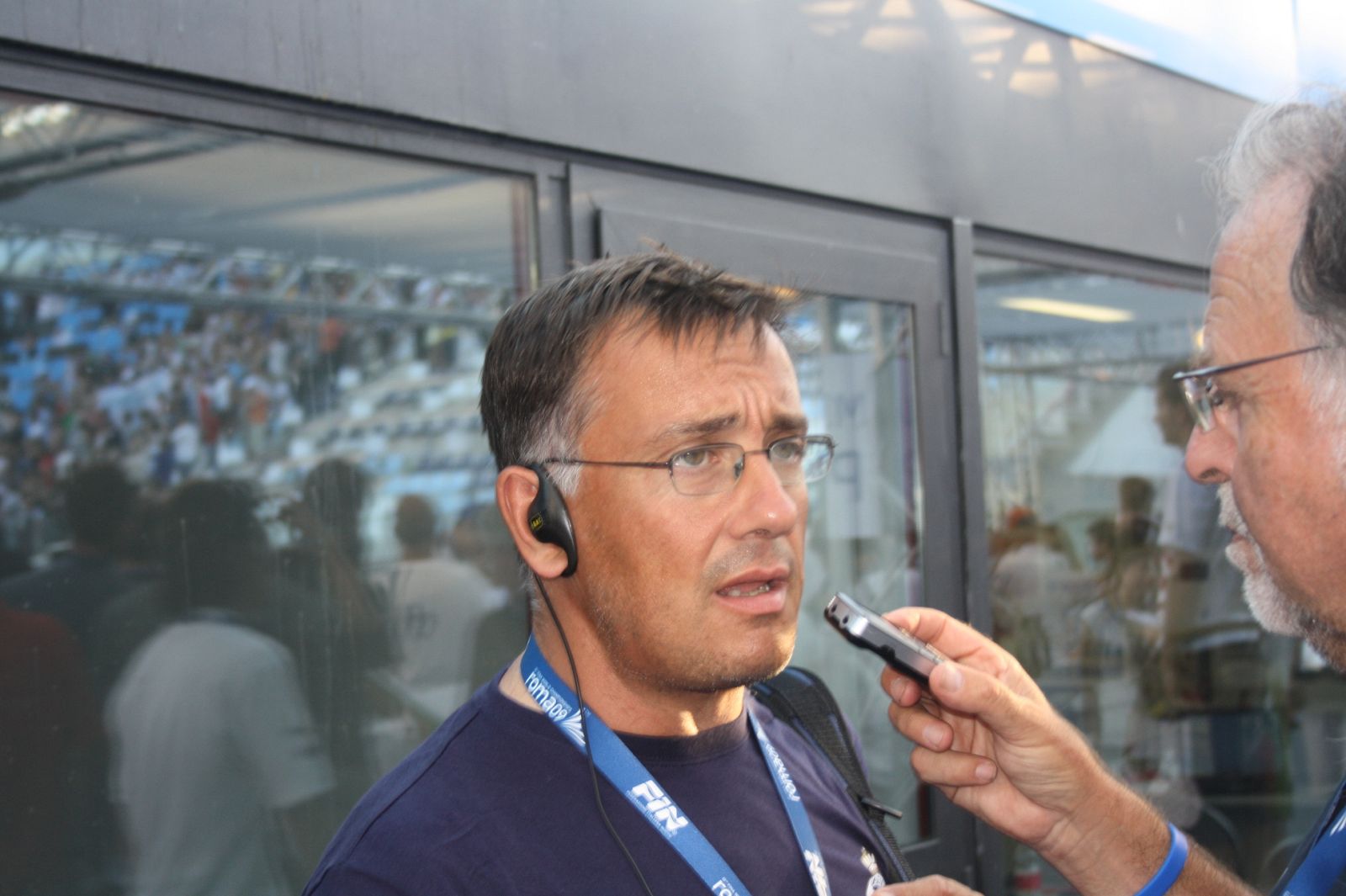 Luis Villanueva atiende a los medios de comunicación.