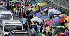 Miles de personas presentan sus respetos a Aquino