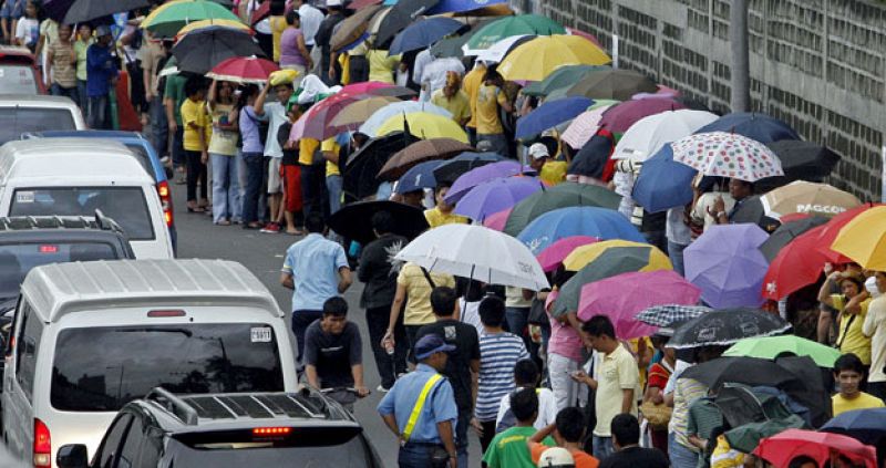 Miles de personas presentan sus respetos a Aquino