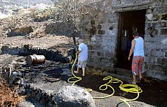 La extinción del incendio de La Palma "evoluciona favorablemente" pero sigue activo un foco