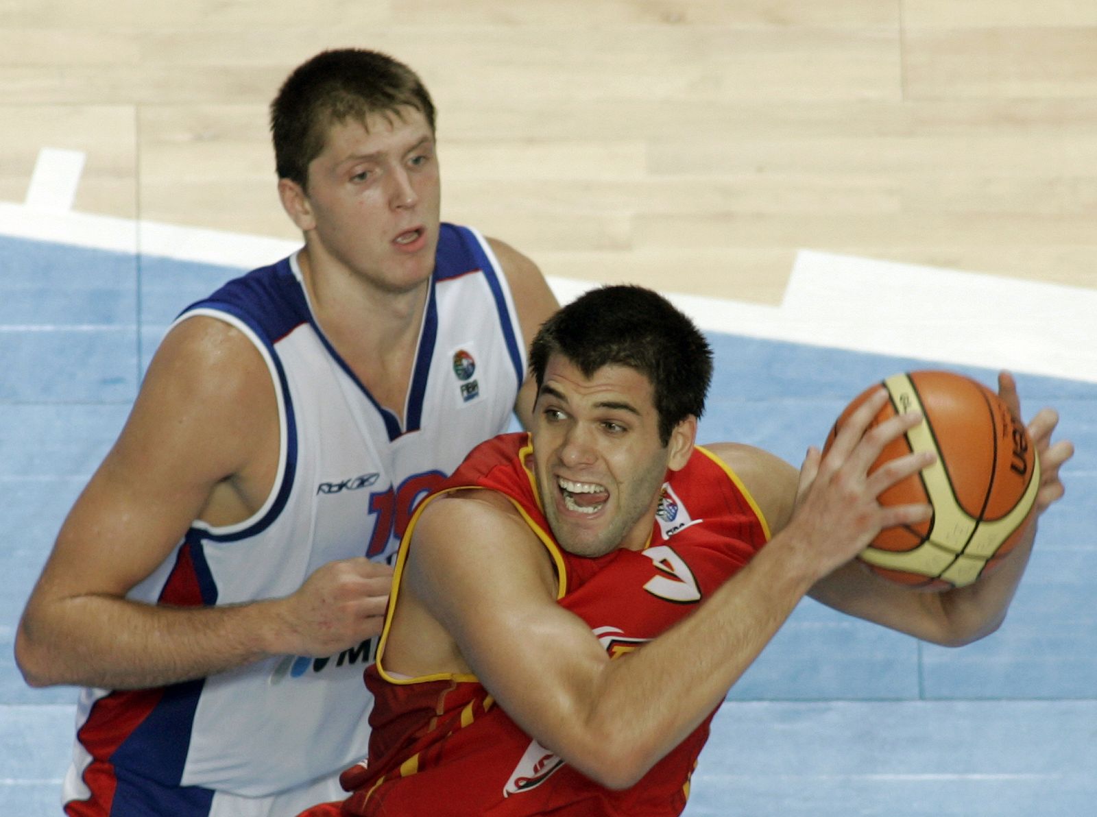 Felipe Reyes en un lance de un partido de la selección