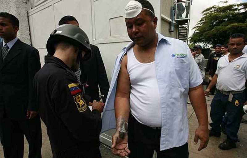 Seguidores de Chávez asaltan la TV opositora Globovisión