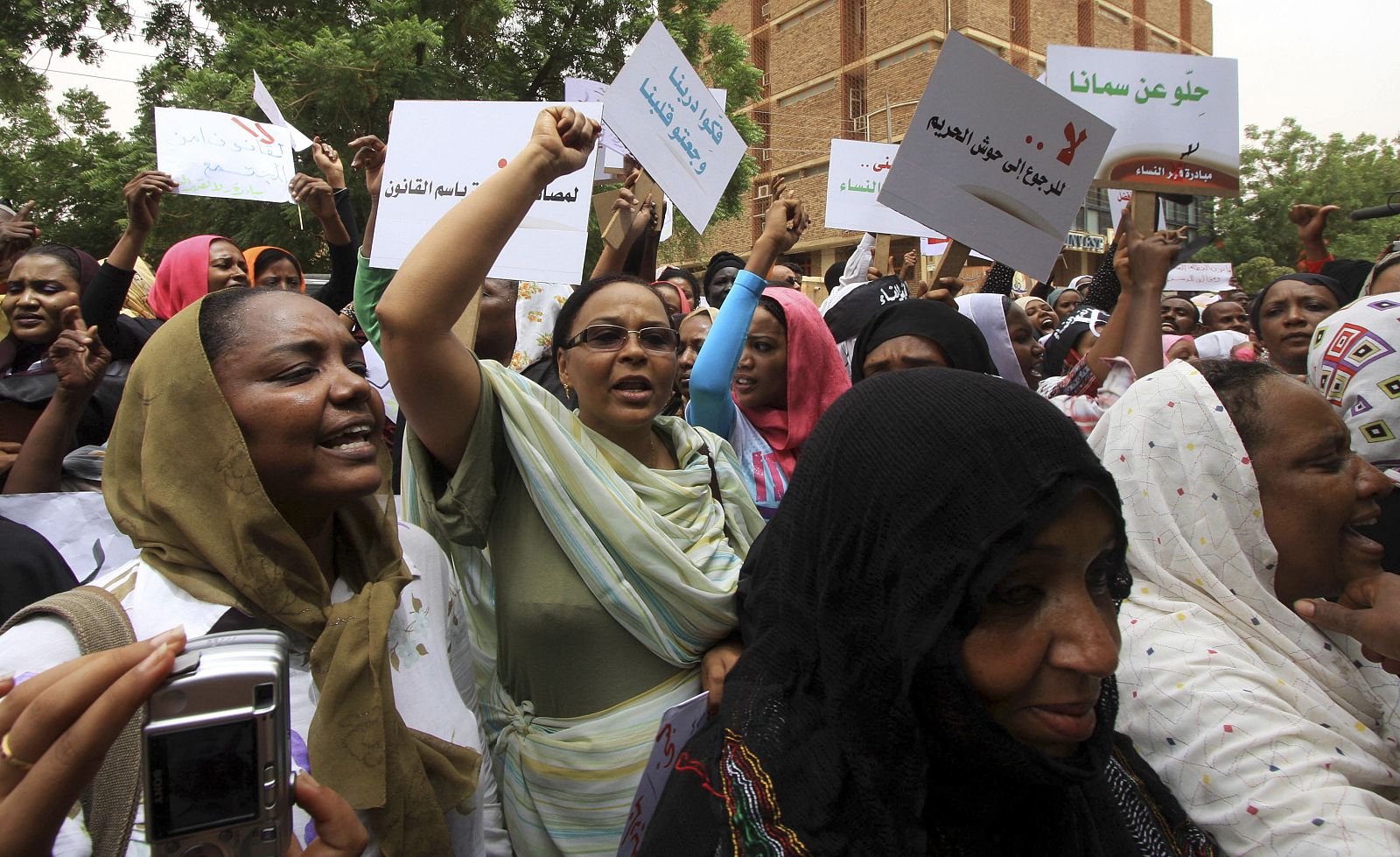 Sudanese women demonstrate during the trial of Lubna Hussein, a former journalist and U.N. press officer, outside the court in Sudan's capital Khartoum