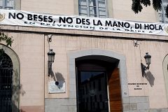 "No beses, no des la mano, di hola", el nuevo slogan para prevenir la gripe A
